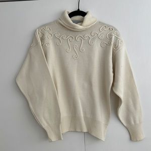 Vintage embroidered appliqué cream turtleneck sweater by Meister